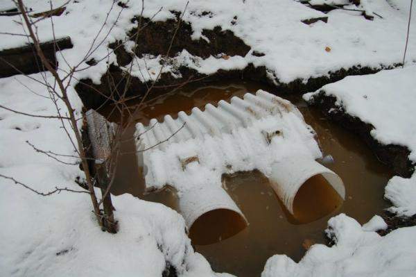 Грунтовые воды оказывают выталкивающие воздействие, смещая септик со своего положения. 