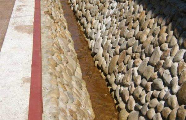 Мощение канавы природным камнем 